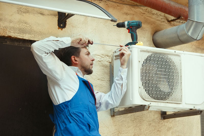 air conditioner maintenance technician